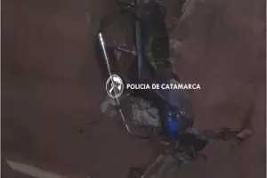 Un motociclista perdi el control y cay en una zanja