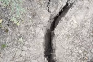 Crece la grieta en El Lindero y los vecinos aseguran que "no hay forma de contener al cerro"