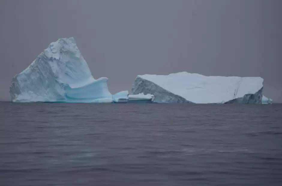 Un iceberg flota cerca de la isla Two Hummock