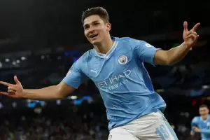 Con un guio a Spiderman, Julin lvarez volvi a lucirse como actor en una publicidad