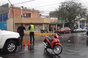 Motociclista derrap por la lluvia y fue trasladado al "San Juan"