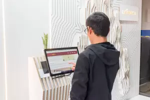 Aeropuerto Felipe Varela: renuevan el stand de turismo con una terminal de autoconsulta digital