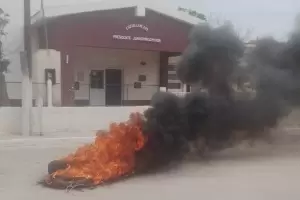 Escuela tomada en La Guardia: padres reclaman por ordenanzas y analizan con cortar la ruta