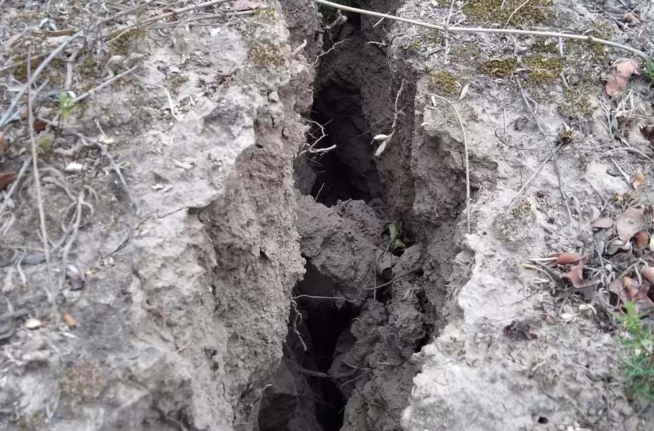 Una de las grietas que se generaron tras el derrumbe.