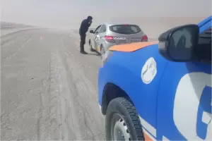 Un automvil qued varado en un mdano y los policas acudieron a su rescate