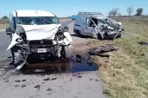 Dos autos colisionaron de frente: confirman la muerte de tres personas