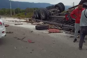 Volc un camin en la Ruta Nacional N38