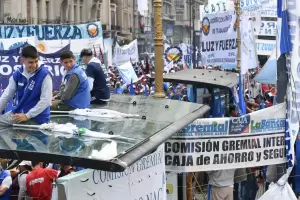 Gremios realizaron una masiva marcha en respaldo a Massa, tras la sancin de Ganancias