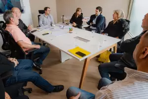 Preparan una normativa para Uber: Autoridades y representantes del transporte mantuvieron una reunin clave