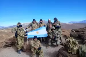 Soldados del Ejrcito Argentino ascendieron a la cima del volcn Bertrand