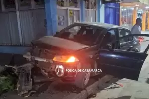 Siniestro en Tinogasta: conductor subi a la vereda y choc violentamente