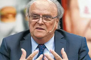 De Mengiduren conden el polmico viaje de Insaurralde e intent despegar a Massa