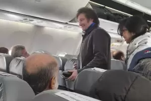 Milei y Bregman coincidieron en un vuelo y sus equipos se cruzaron con cnticos