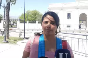 Una madre reclama unos audfonos para su hijo y una vivienda digna