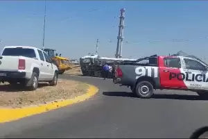 Valle Chico: Volc un camin que era remolcado por una mquina