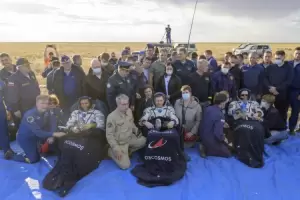 Despus de estar ms de un ao en la Estacin Espacial Internacional, tres astronautas volvieron a la Tierra sanos y salvos