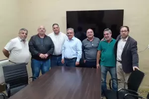 El Gobierno provincial y permisionarios de taxis trabajarn en una "ley anti-Uber"