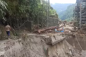 El desborde de un lago glaciar en India dej al menos 14 muertos y 102 desaparecidos