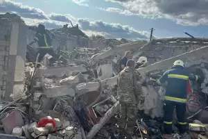 Un bombardeo ruso contra un caf y un negocio en Ucrania dej al menos 49 muertos y siete heridos