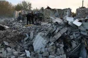 Rusia bombarde un pueblo en Ucrania: murieron 51 personas que asistan a un velorio
