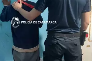 Hijo quebrant violentamente una medida de acercamiento contra su madre