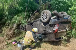 Vuelco en la Ruta 4 dej a una adulta mayor hospitalizada