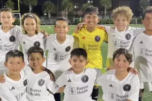 Lionel Messi y Antonela Roccuzzo, presentes en los partidos de Thiago y Mateo