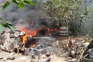 Incendio consumi dos autos en Valle Viejo