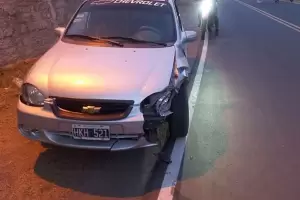 Un auto colision con una camioneta: solo hubo daos materiales