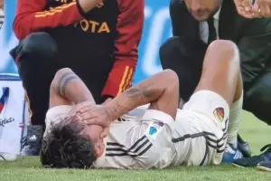 Se fue llorando: Preocupacin por la lesin de Dybala en Roma