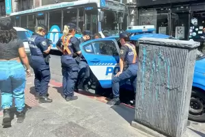 Dos hombres ciegos discutan en plena peatonal, uno sac un cuchillo y apual al otro