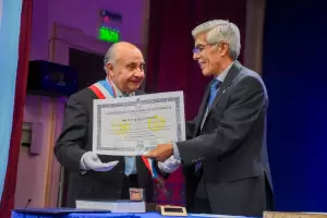 Reconocimiento: entregaron el Doctorado Honoris Causa al Dr. Luis de la Fuente