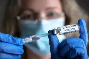 Vacunas Covid-19: la OMS advierte que con una dosis "es suficiente"