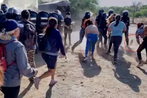 Aprehenden a dos mujeres por agredir a policas durante una manifestacin en la RN 38
