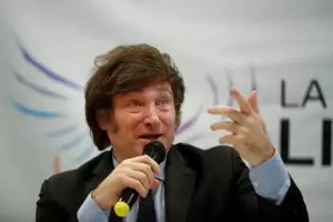 Tras la denuncia de Alberto Fernndez, Milei lo acus de querer "proscribir" a LLA