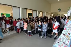 La Virgen visit la escuela Ribera del Valle y el ministerio de Economa