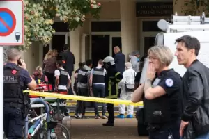 Entr� a una escuela en Francia, mat� a un docente y grit� "Al� es grande"