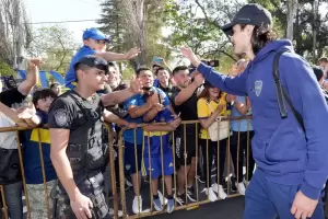 En su arribo a Mendoza, Cavani dej a un joven hincha de Boca sin palabras