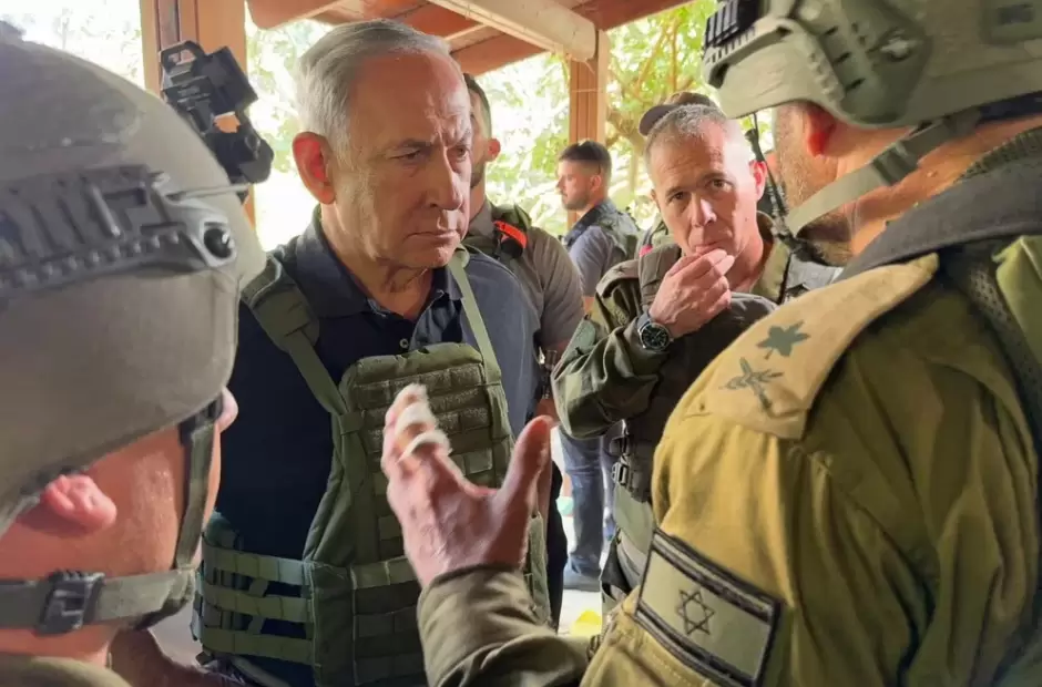 Benjamin Netanyahu dialoga con el coronel Ami Bitton