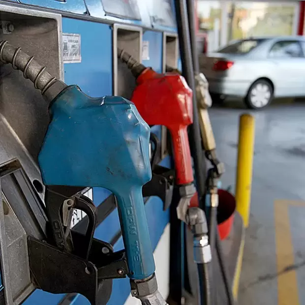 Para contener el precio de la nafta, postergan el aumento de los impuestos al combustible