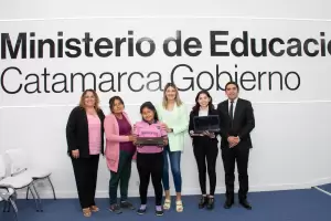 Centurin entreg las notebooks a las ganadoras de la Feria del Libro