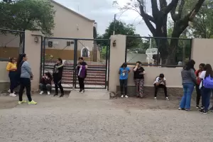 Padres y alumnos toman escuela en Capayn en reclamo de un edificio propio