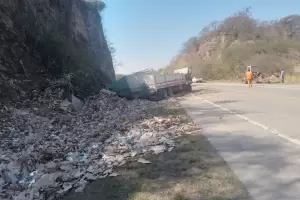 Tremendo vuelco de un camin cargado de cartn en El Totoral