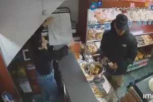Inslito: Compr facturas en una panadera, le dieron el vuelto, y luego les rob