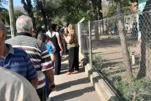 Catamarca vota: gran afluencia en las escuelas a pesar del calor