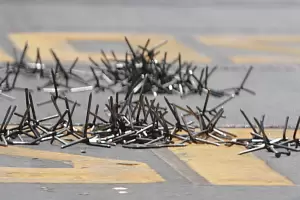 Peligro para circular: colocaron clavos "miguelitos" en plena cuesta