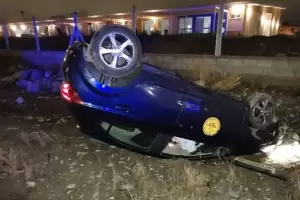 Vuelco de un taxi: choc un badn y se le revent un neumtico