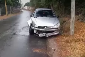 Perdi el control del automvil y choc contra un poste en Valle Viejo