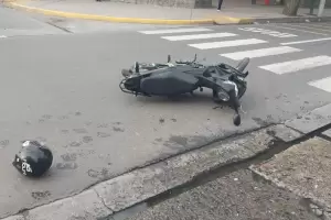 Motociclista choc� con un perro y termin� lesionado