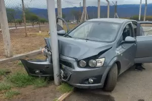 Perdi el control y choc contra un poste de luz